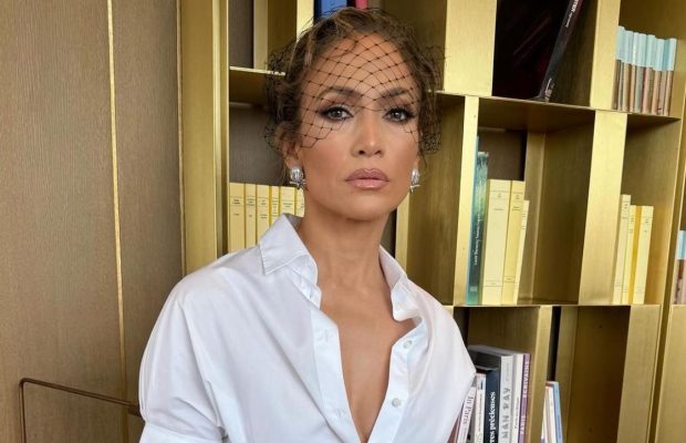 Впервые после разрыва с Аффлеком: Джей Ло показалась на публике в эффектном образе (фото)