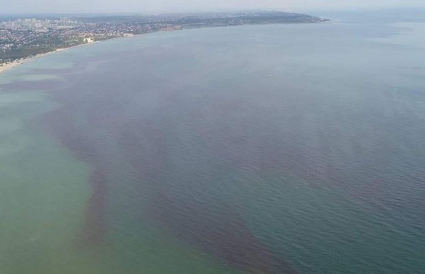 В Одесі Чорне море стало червоним: від купання краще утриматися (фото)