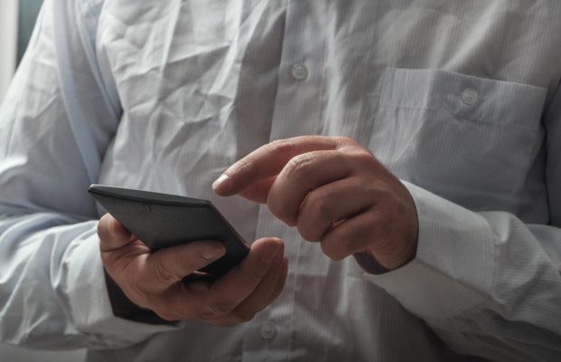 Семейный терапевт объяснила, что скрывается за сообщением без ответа