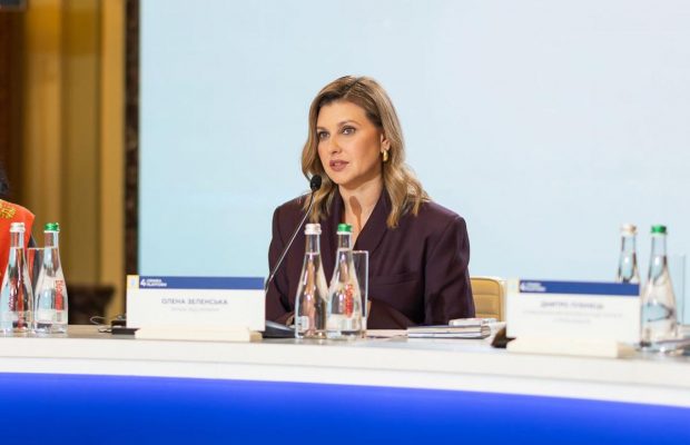 В костюме трендового цвета: Зеленская поразила модным образом на встрече с Дугласом