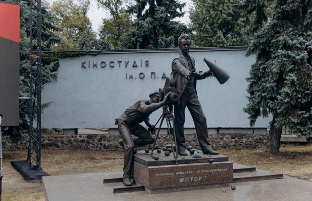 Олексій Суханов, Єгор Гордєєв, Костянтин Грубич вшановують спадщину Довженка