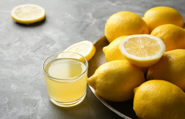 Как легко выжать сок из лимона: простой способ, для которого не нужен нож