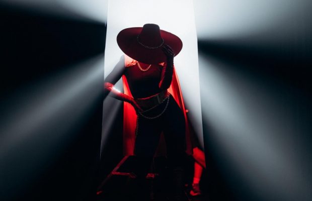 "Монашка": Klavdia Petrivna в новому образі вперше показала обличчя зблизька і без гриму