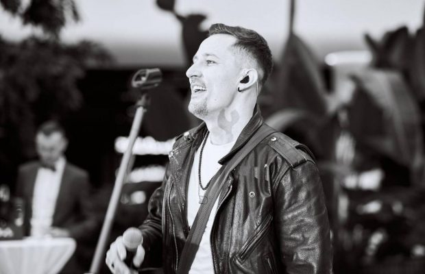 "Людям, які стояли на горі шоу-бізнесу, довелося ламати спини і жити за правилами молоді", - співак DIBROVA