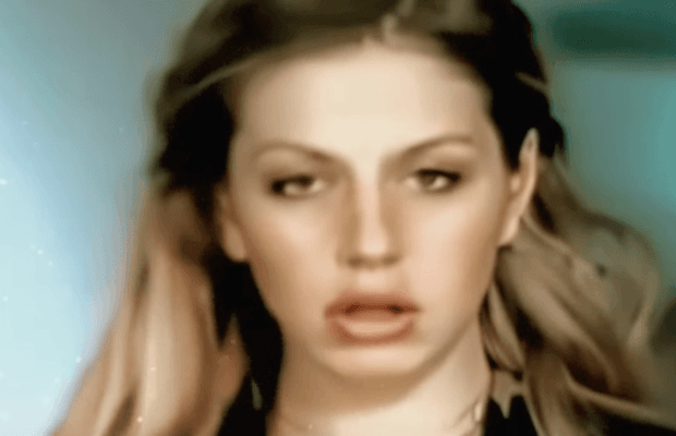 Відома російська співачка потрапила в кому після спроби суїциду