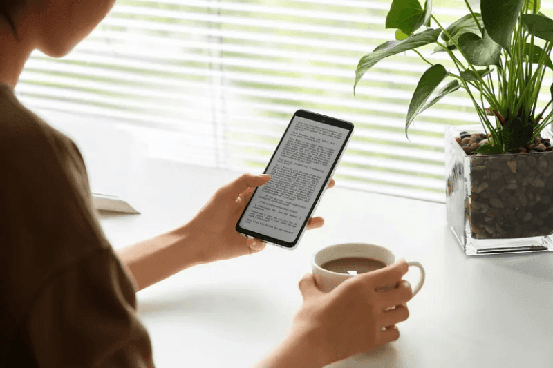 Новые телефоны TCL имеют специальную кнопку для максимальной монохромности / фото TCL Новые телефоны TCL имеют специальную кнопку для максимальной монохромности / фото TCL