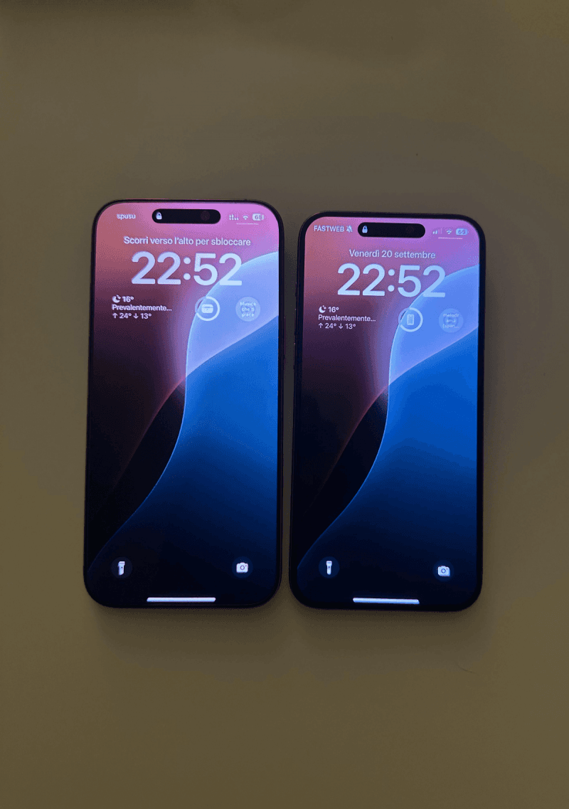 iPhone 16 Pro Max (слева), iPhone 15 Pro Max (справа) / фото Reddit