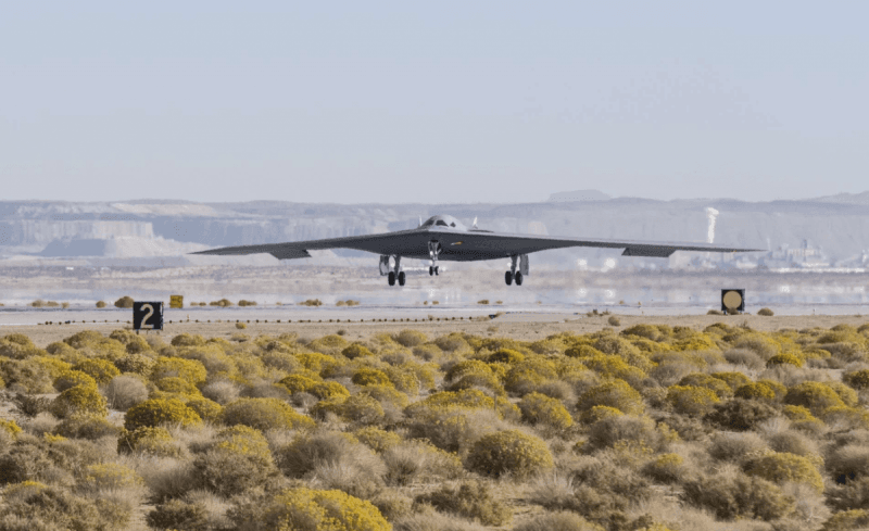 ВВС США представили новейший ядерный бомбардировщик B-21 Raider (видео) ВВС США представили новейший ядерный бомбардировщик B-21 Raider (видео)