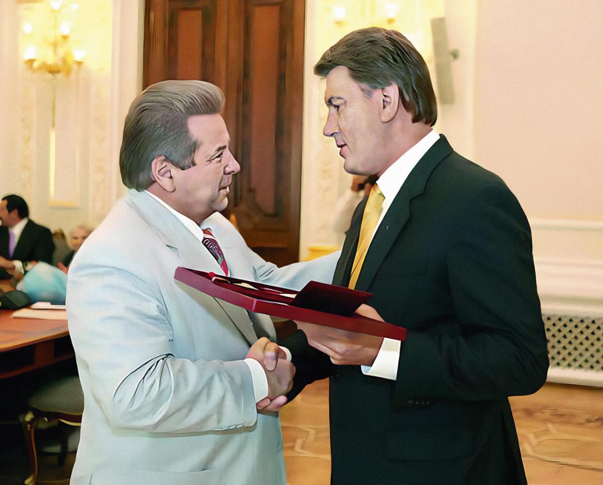 Президент Украины Виктор Ющенко (2005-2010 гг) награждает Михаила Поплавского орденом "За Заслуги" I степени. 2007 р. Президент Украины Виктор Ющенко (2005-2010 гг) награждает Михаила Поплавского орденом "За Заслуги" I степени. 2007 р.