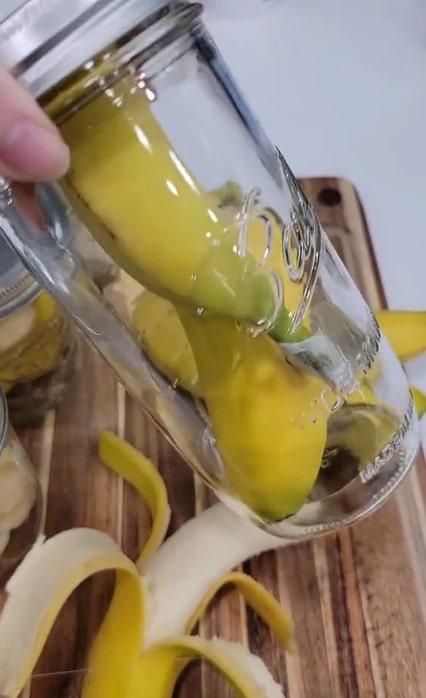 Банани потрібно покласти в скляну банку в холодильнику / скріншот Банани потрібно покласти в скляну банку в холодильнику / скріншот