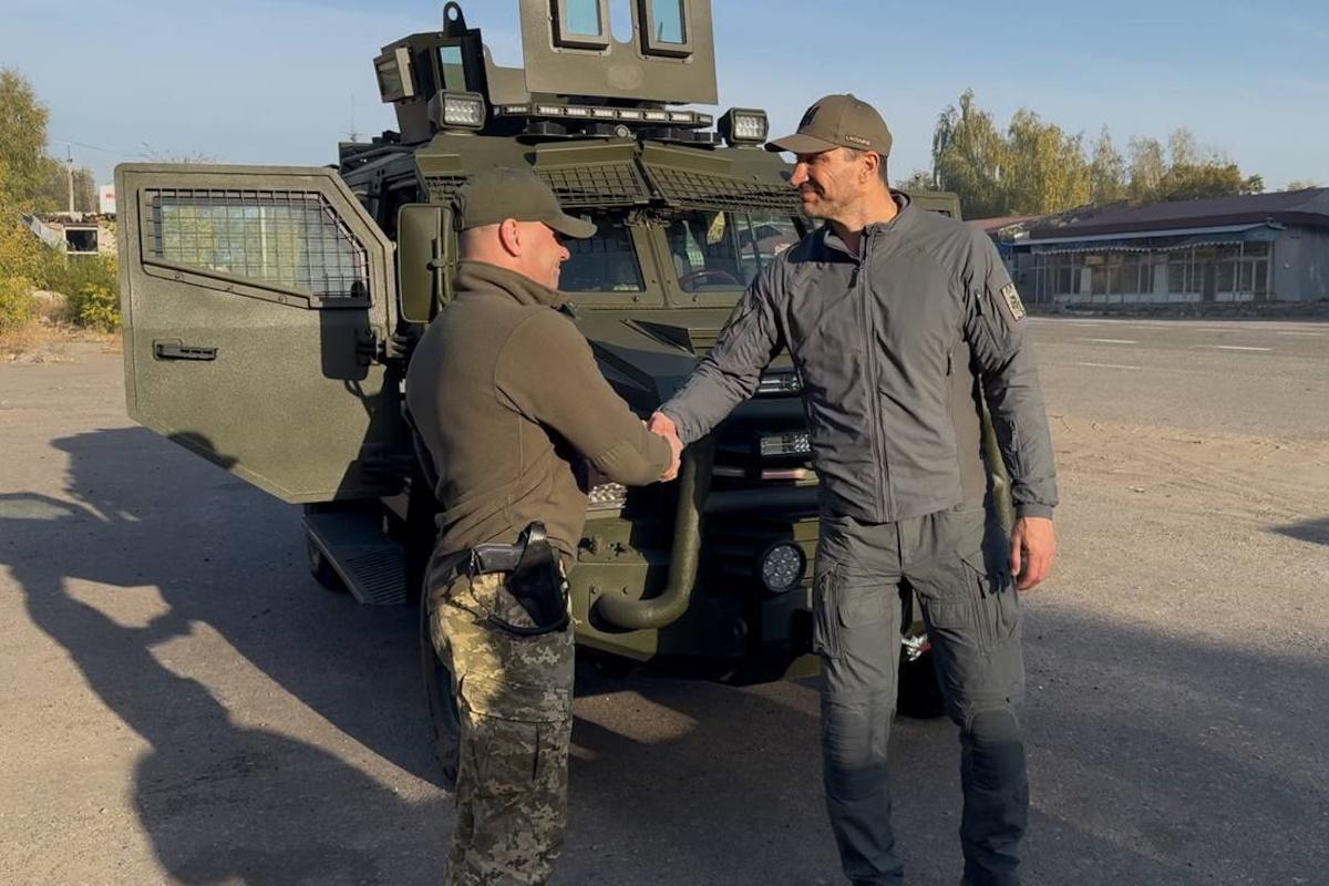 Владимир Кличко передал военным дроны, РЭБы и броневик / фото facebook.com/Vitaliy.Klychko Владимир Кличко передал военным дроны, РЭБы и броневик / фото facebook.com/Vitaliy.Klychko