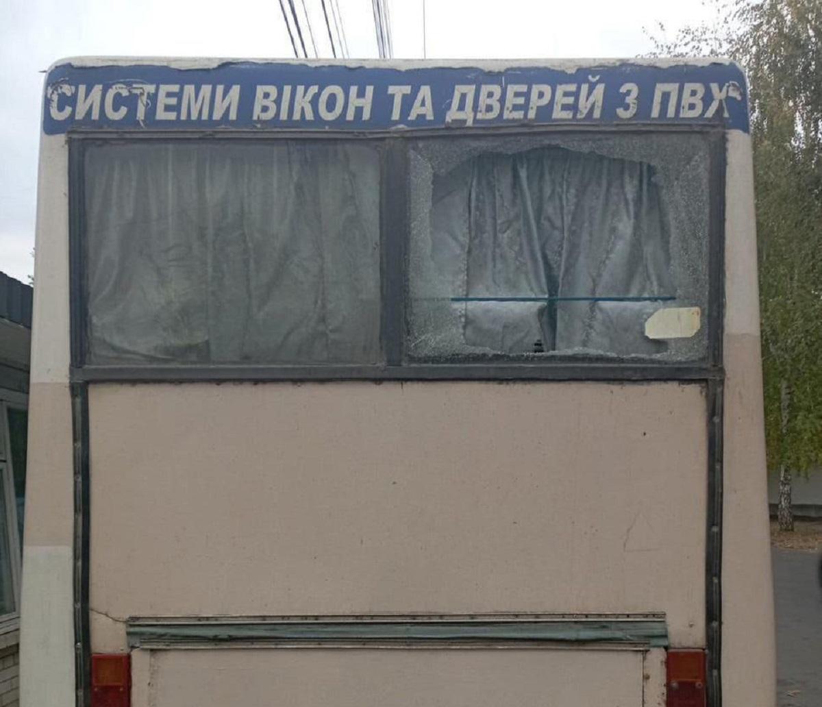 Окупанти скинули вибухівку на рейсовий автобус / фото Телеграм-канал Сумської ОВА Окупанти скинули вибухівку на рейсовий автобус / фото Телеграм-канал Сумської ОВА