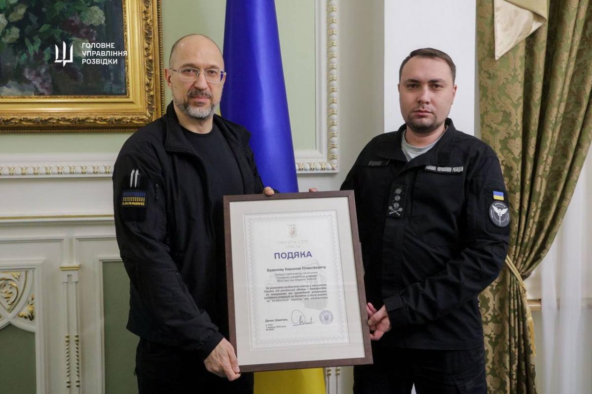 Буданов отримав нагороду від Шмигаля / фото ChiefUkrDIU Буданов отримав нагороду від Шмигаля / фото ChiefUkrDIU