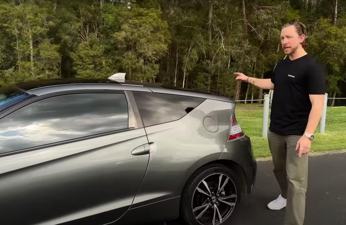 Експерт радить звернути увагу на Honda CR-Z / скріншот YouTube @ReDriven Експерт радить звернути увагу на Honda CR-Z / скріншот YouTube @ReDriven