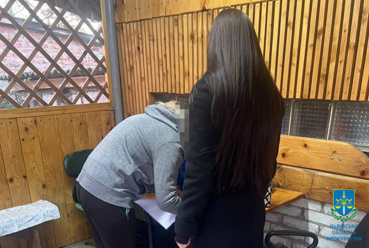 На Львівщині у навчально-реабілітаційному центрі вихователька побила дитину / фото Офіс генерального прокурора На Львівщині у навчально-реабілітаційному центрі вихователька побила дитину / фото Офіс генерального прокурора
