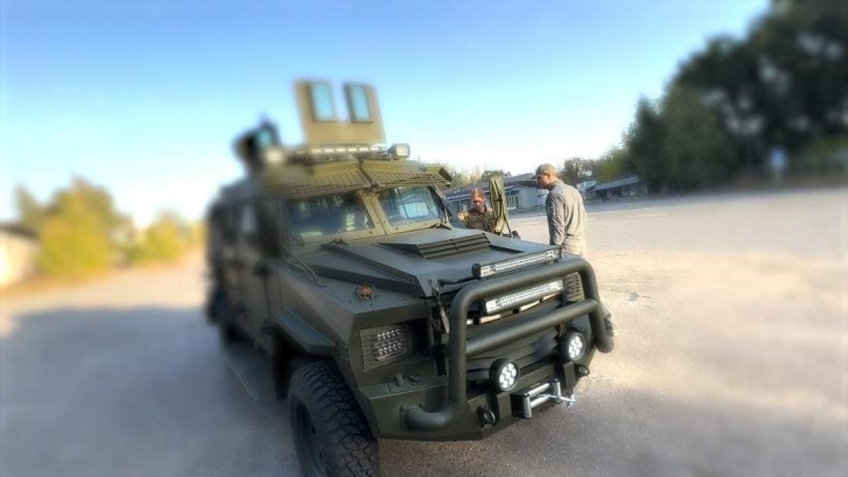 Владимир Кличко и 'Украинская команда' привезли помощь защитникам на Донбасс Владимир Кличко и 'Украинская команда' привезли помощь защитникам на Донбасс