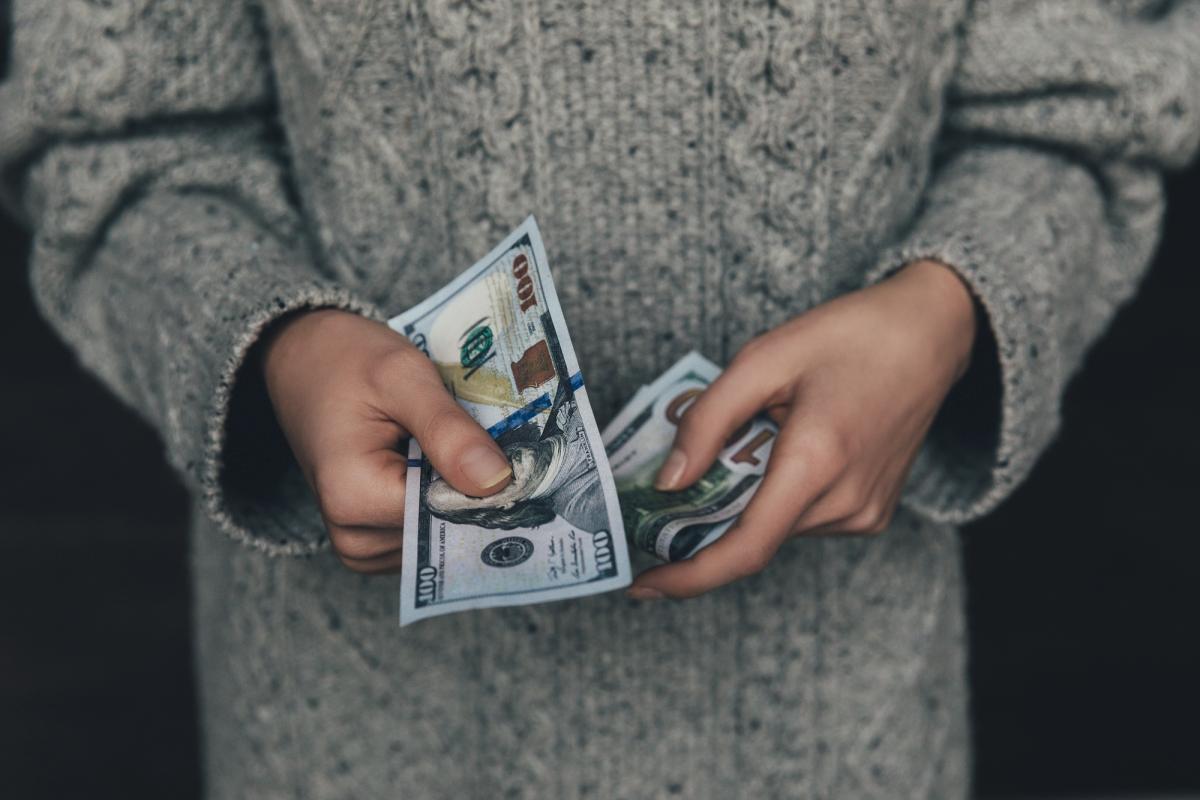 Скільки коштуватимуть 100 доларів: прогноз банкіра на вересень