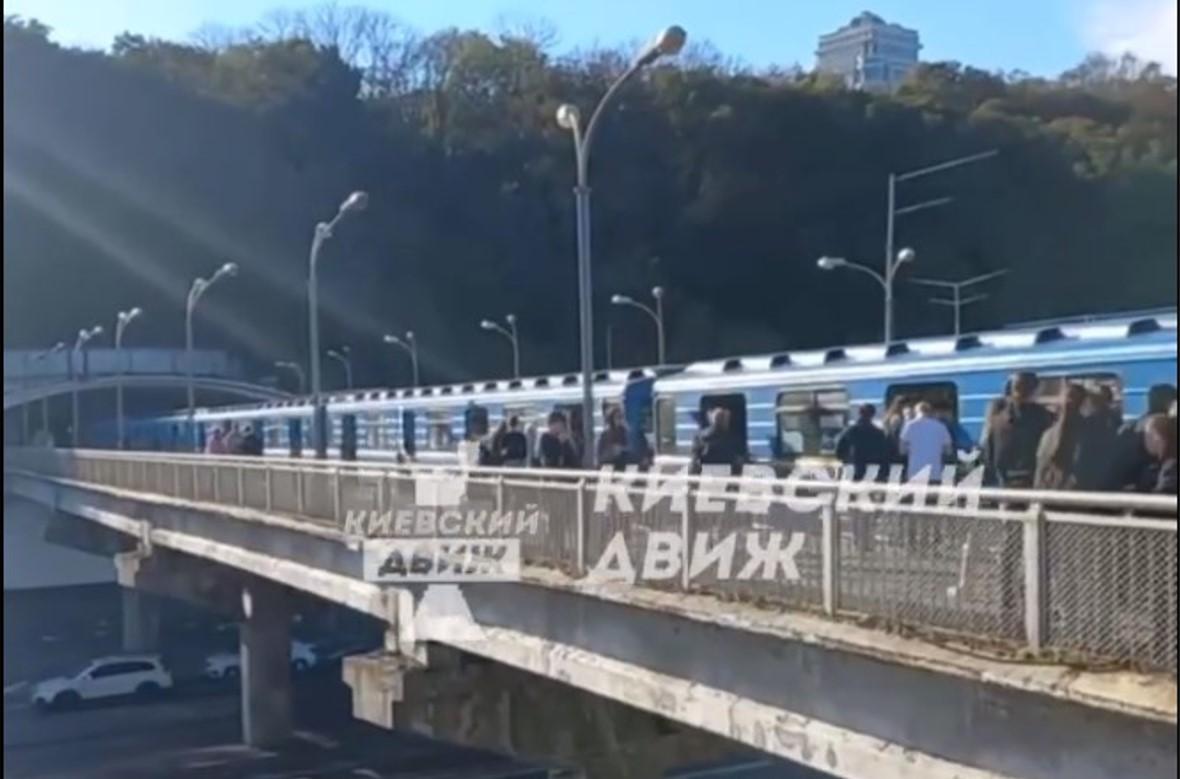 Станція метро "Дніпро" працює у звичайному режимі / скріншот