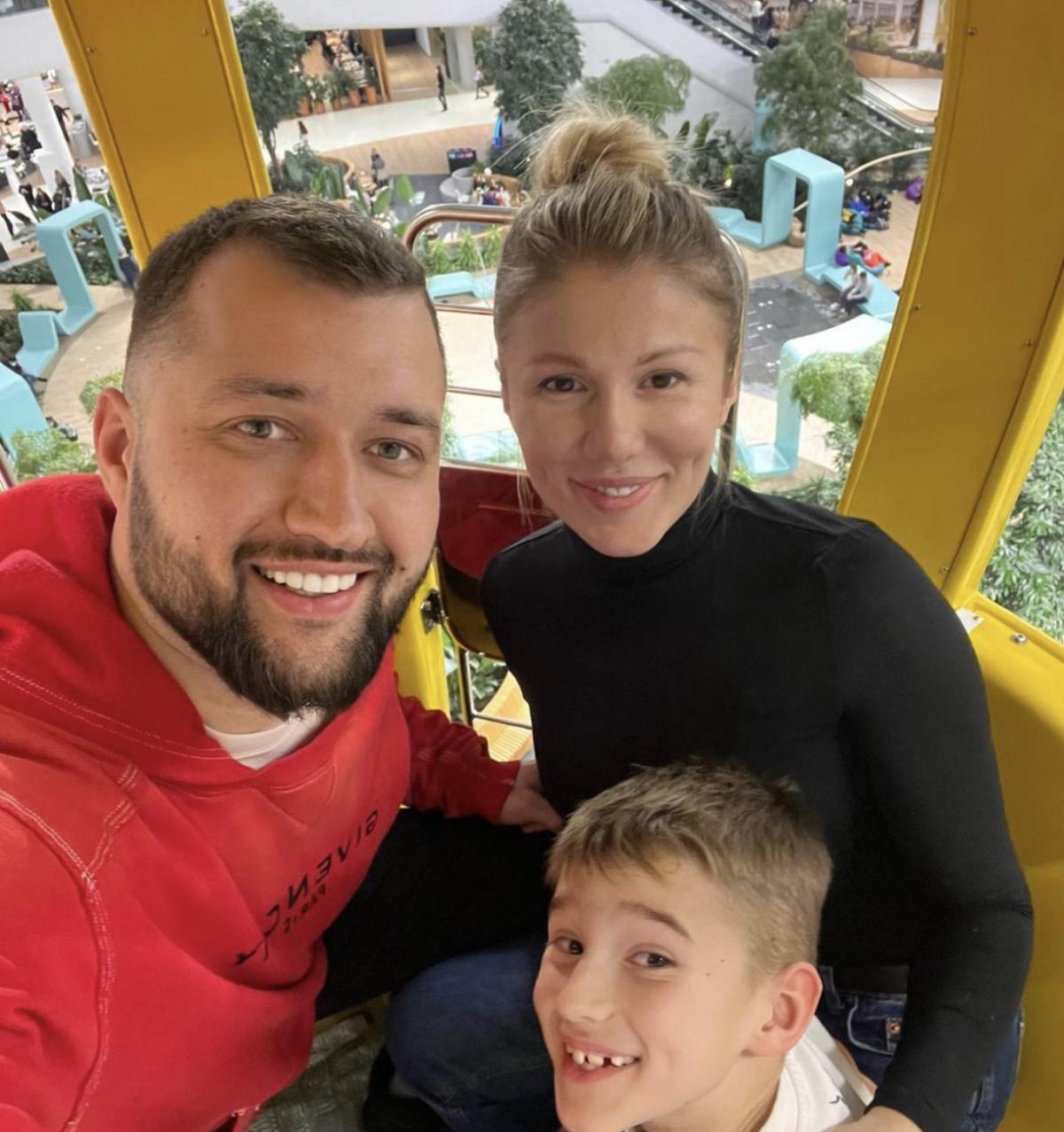 Алена Омаргалиева с Тамерланом и сыном / Скриншот Instagram Алена Омаргалиева с Тамерланом и сыном / Скриншот Instagram