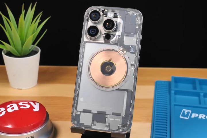 Прозрачный iPhone 16 Pro в стиле Nothing / Скриншот с видео Прозрачный iPhone 16 Pro в стиле Nothing / Скриншот с видео