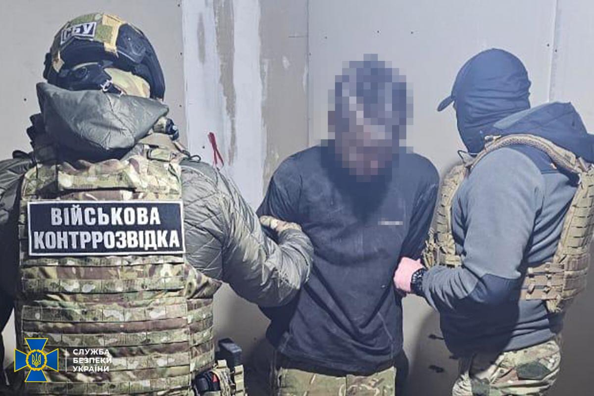На фронті затримали зрадника, який наводив російську артилерію на свою бригаду / фото СБУ На фронті затримали зрадника, який наводив російську артилерію на свою бригаду / фото СБУ