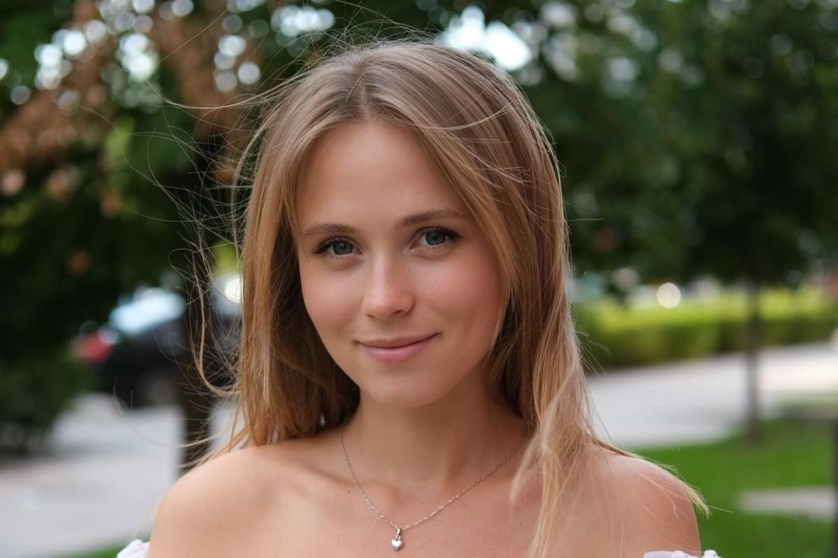 Анна Кошмал позировала на камеру в черном мини-платье, которое подчеркивало ее округлый животик / Скриншот Instagram Анна Кошмал позировала на камеру в черном мини-платье, которое подчеркивало ее округлый животик / Скриншот Instagram