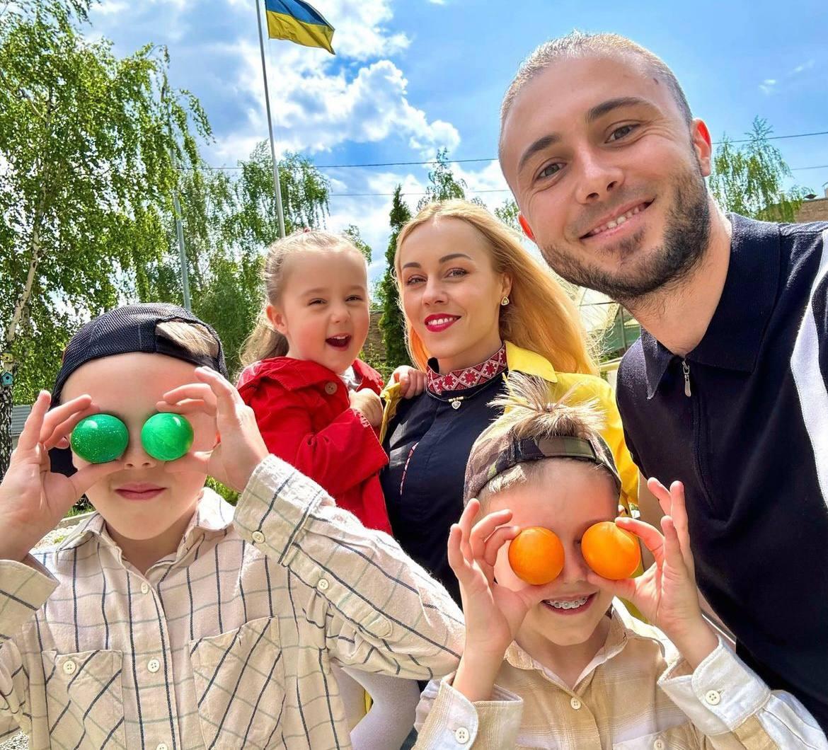 Тарас з дружиною та дітьми / фото інстаграм Тараса Тополі Тарас з дружиною та дітьми / фото інстаграм Тараса Тополі