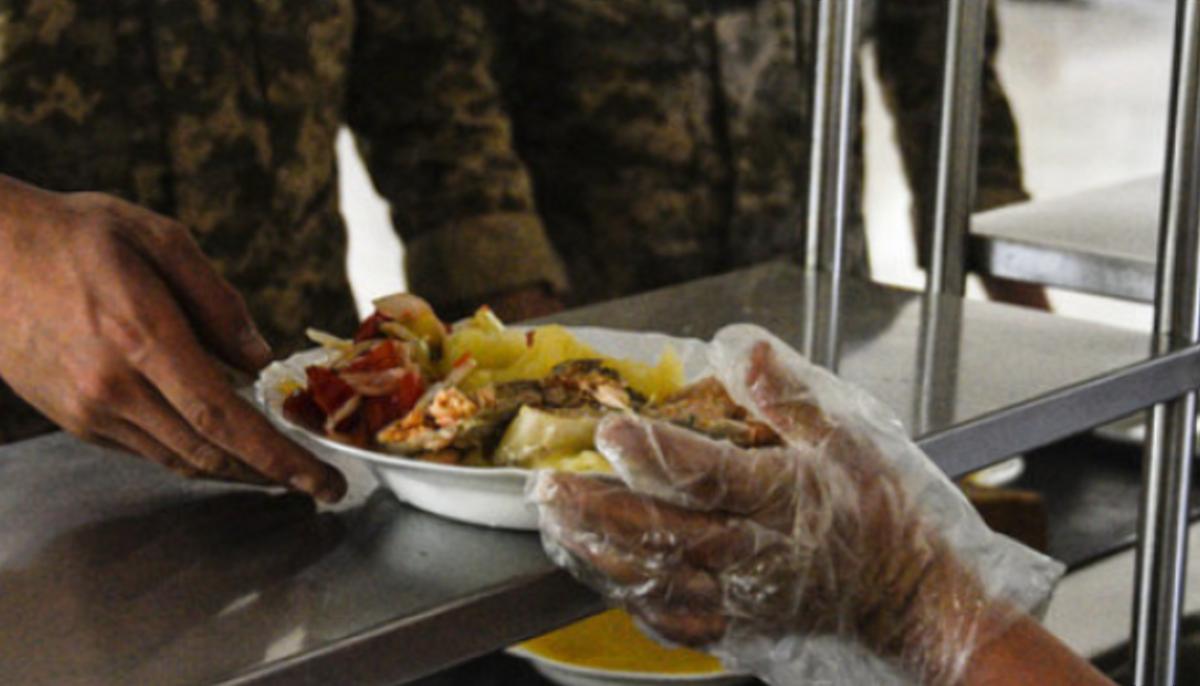 Член Антикорсовета при МО показал, как избирательно Госоператор тыла наказывает поставщиков за некачественную еду