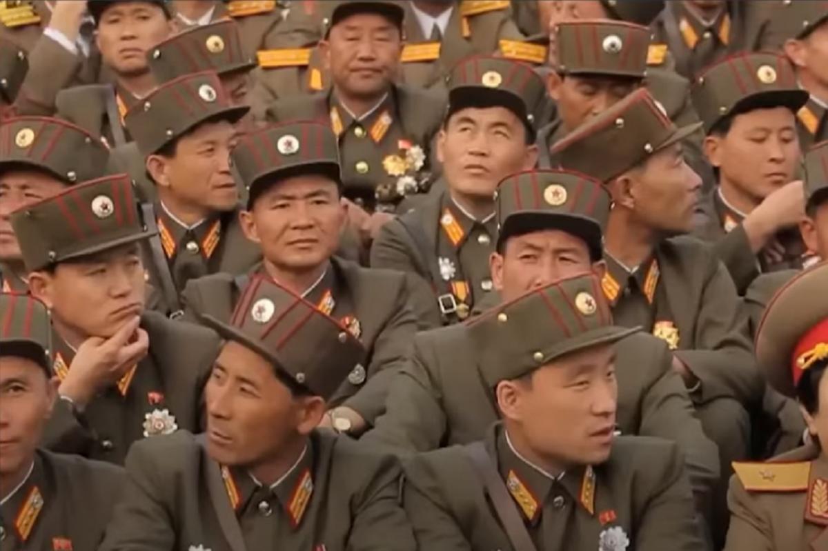 Офіцер пояснив, що потрібно буде робити з північнокорейськими військовими / скріншот Офіцер пояснив, що потрібно буде робити з північнокорейськими військовими / скріншот