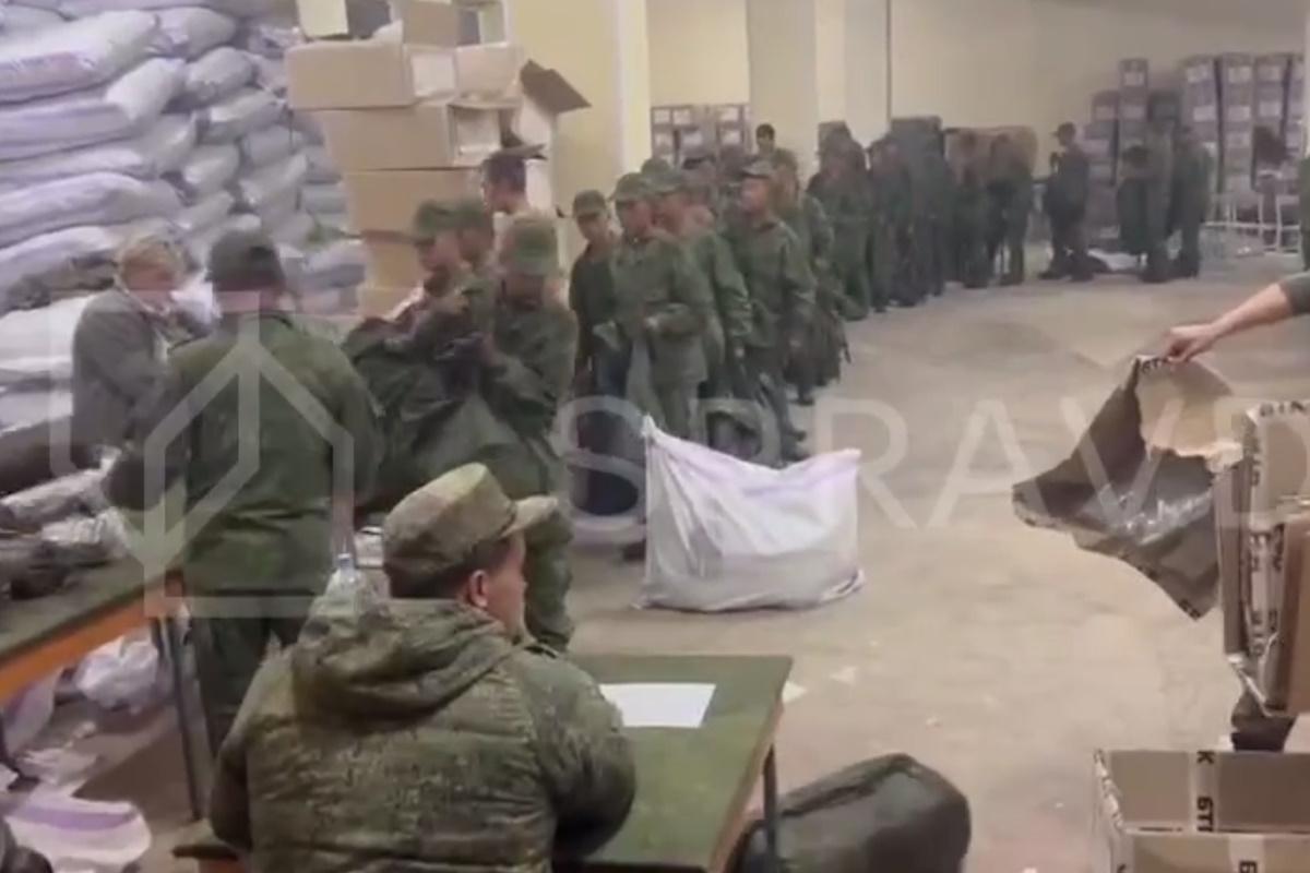 На відео видно, що солдати мають виразну східну зовнішність / кадр з відео На відео видно, що солдати мають виразну східну зовнішність / кадр з відео