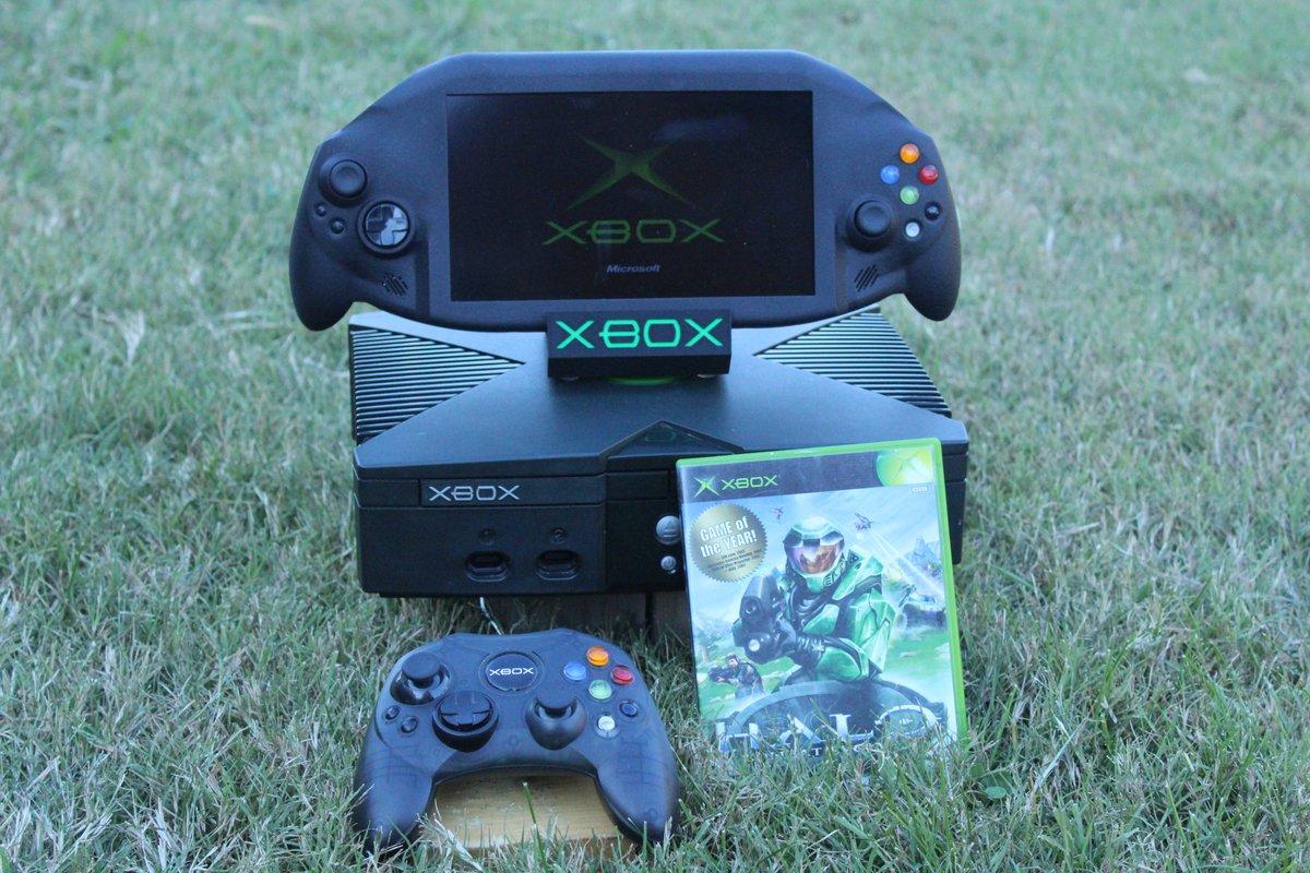 Перша у світі портативна консоль Xbox, зібрана ентузіастом / фото з твіттера Перша у світі портативна консоль Xbox, зібрана ентузіастом / фото з твіттера