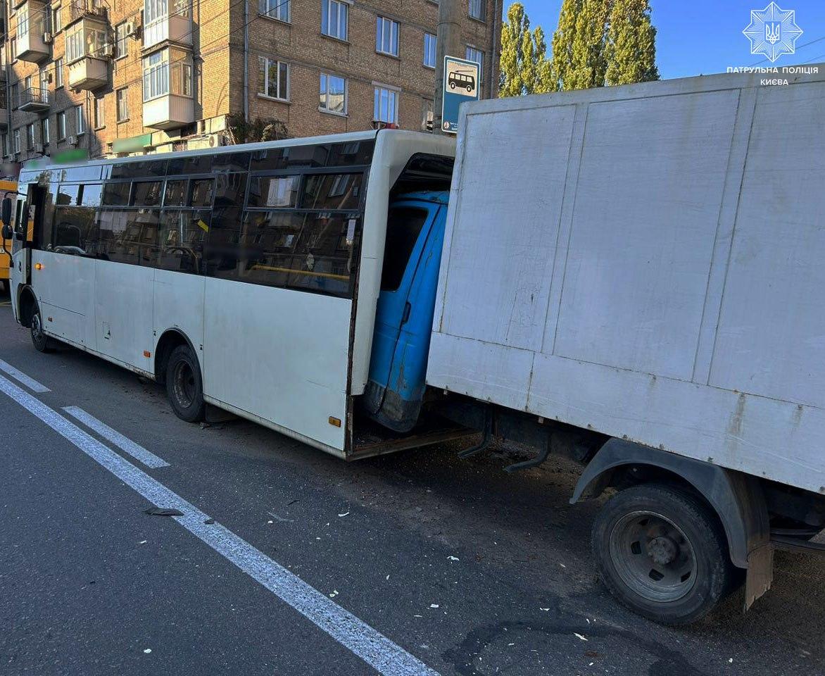 В Киеве "Газель" на полной скорости влетела в маршрутку / Фото полиция Киева В Киеве "Газель" на полной скорости влетела в маршрутку / Фото полиция Киева