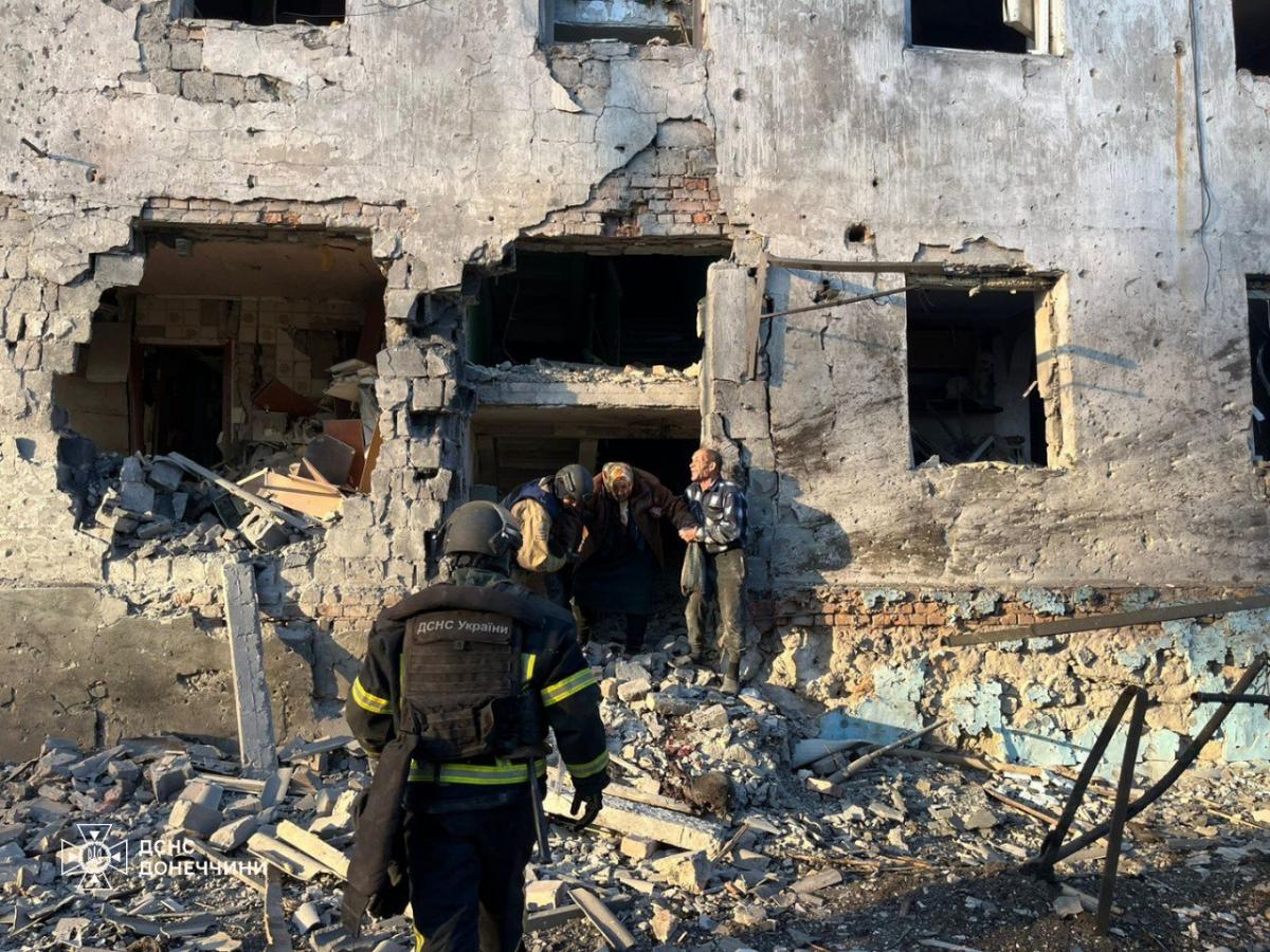 В Мирнограде примерно 3 тысячи гражданских / фото ГСЧС В Мирнограде примерно 3 тысячи гражданских / фото ГСЧС