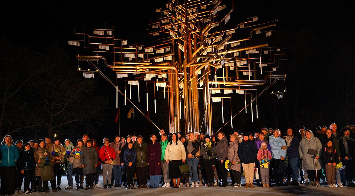 У Запоріжжі відкрили 'Дерево пам’яті' - меморіал, присвячений полеглим захисникам У Запоріжжі відкрили 'Дерево пам’яті' - меморіал, присвячений полеглим захисникам