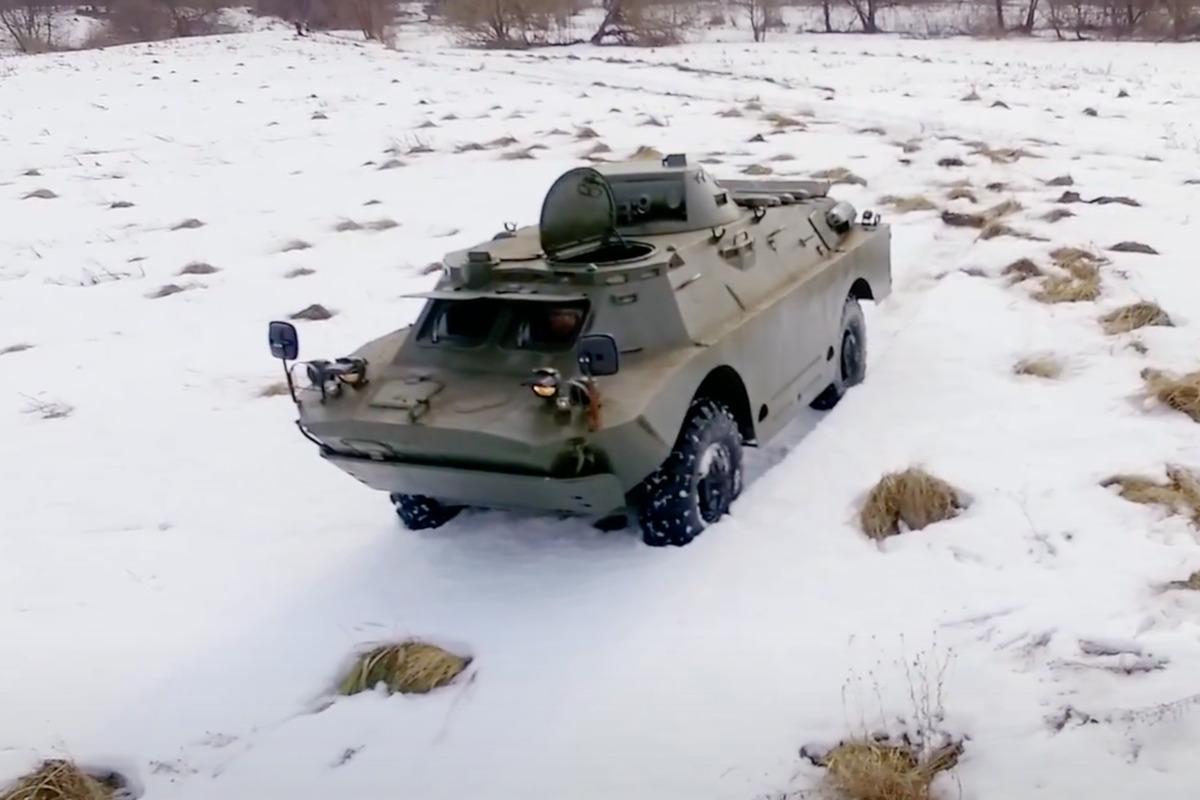 Росія активно знімає з консервації бронемашини типу БРДМ-2 / кадр з відео Росія активно знімає з консервації бронемашини типу БРДМ-2 / кадр з відео