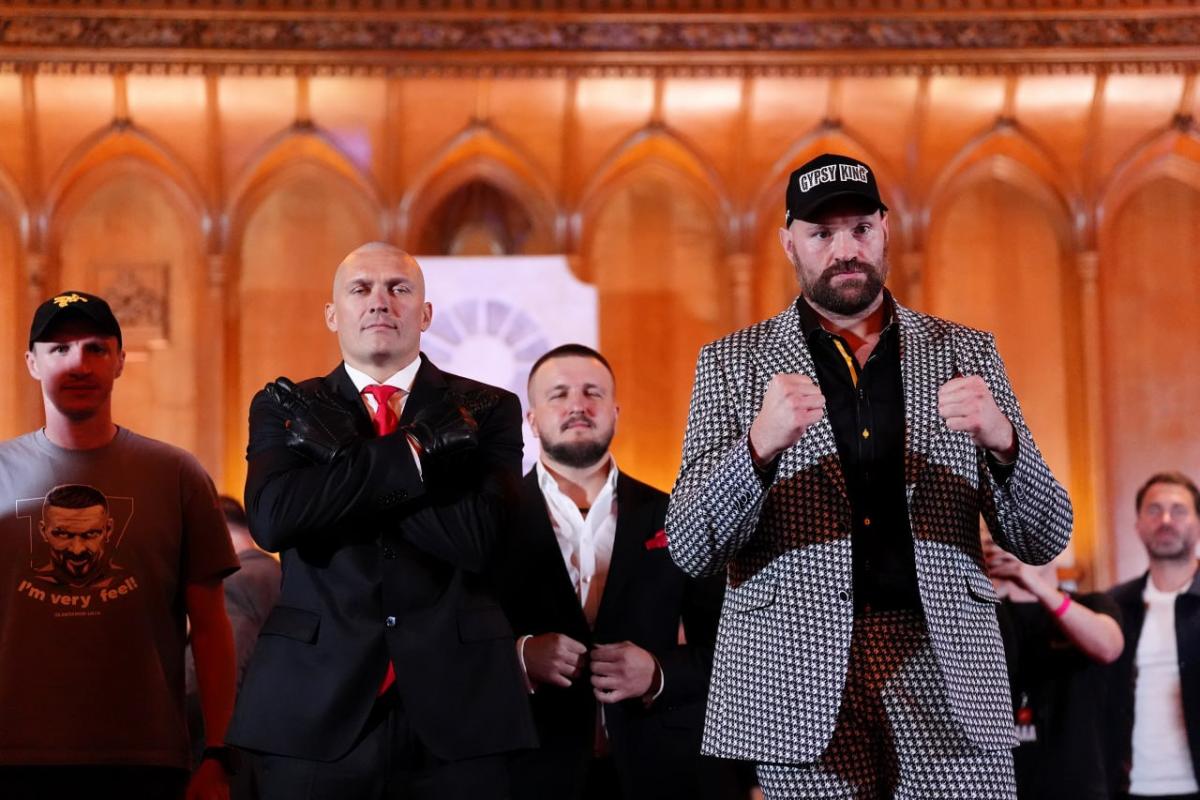 Під час зустрічі зі своїм суперником Усик не показував своїх емоцій та був стриманим / фото Getty Images
