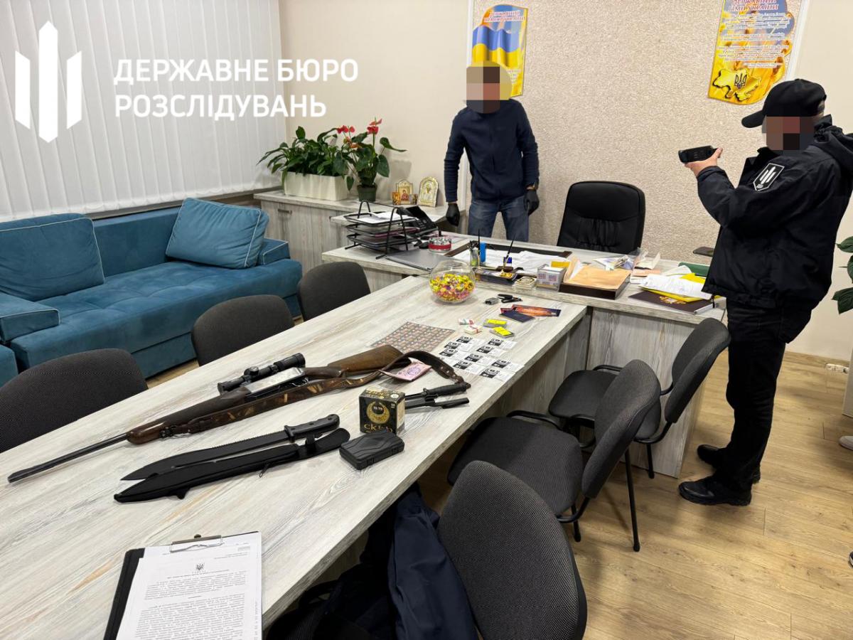 Затримання військкома на хабарі у Тернопільській області / фото ДБР Затримання військкома на хабарі у Тернопільській області / фото ДБР