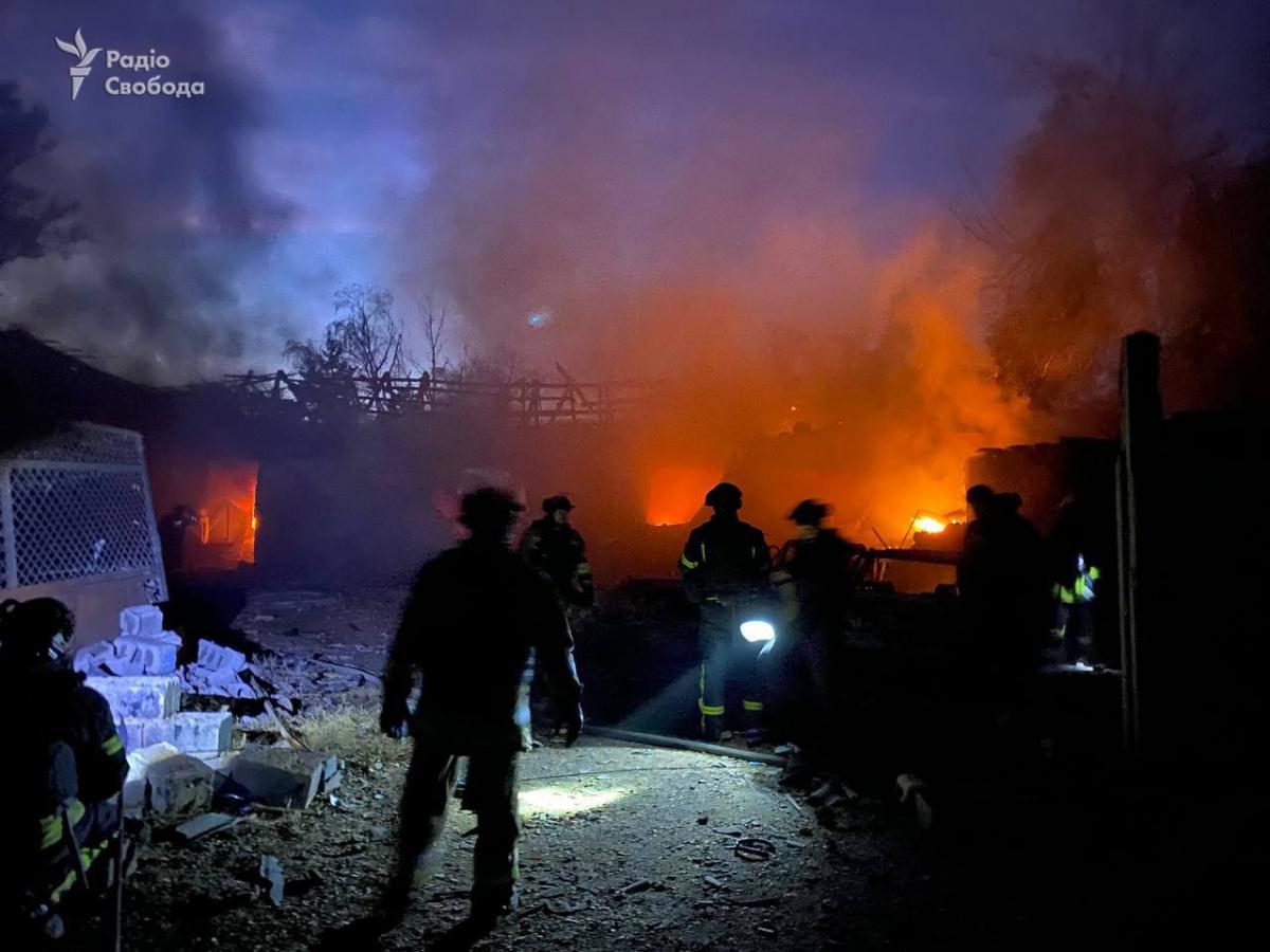 Росіяни завдали удару по відділенню "Нової пошти" на Донеччині / фото Радіо Свобода Росіяни завдали удару по відділенню "Нової пошти" на Донеччині / фото Радіо Свобода