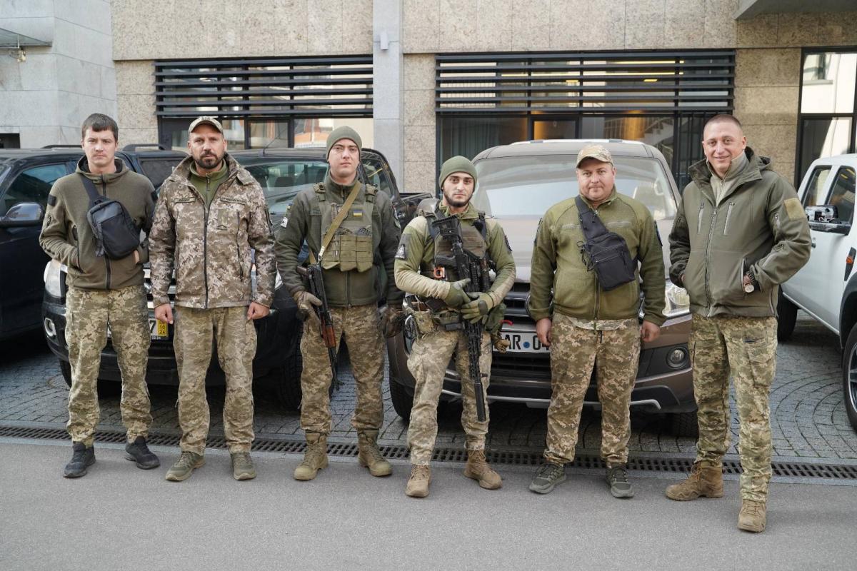 'Сталевий фронт' передав п'ять пікапів 'Привидам Києва' 'Сталевий фронт' передав п'ять пікапів 'Привидам Києва'