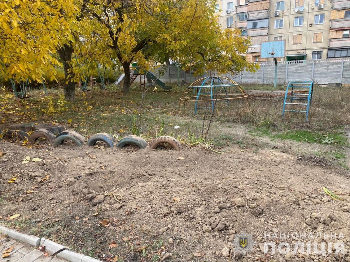 На место обстрела выехали полицейские, которые зафиксировали последствия вражеской атаки на мирных жителей Никополя / фото Национальная полиция На место обстрела выехали полицейские, которые зафиксировали последствия вражеской атаки на мирных жителей Никополя / фото Национальная полиция