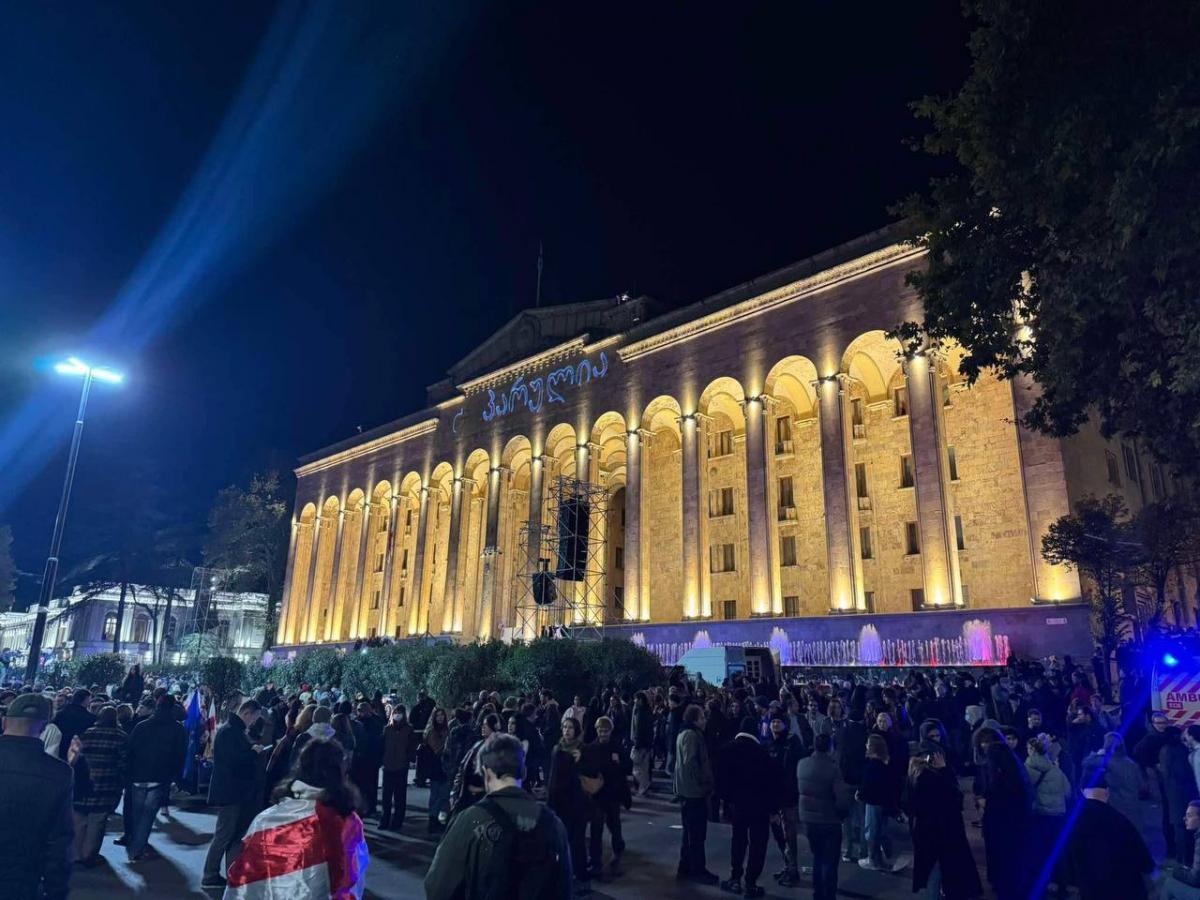 Напис "вкрадено", який з'явився на будівлі парламенту Грузії / фото Ехо Кавказу Напис "вкрадено", який з'явився на будівлі парламенту Грузії / фото Ехо Кавказу