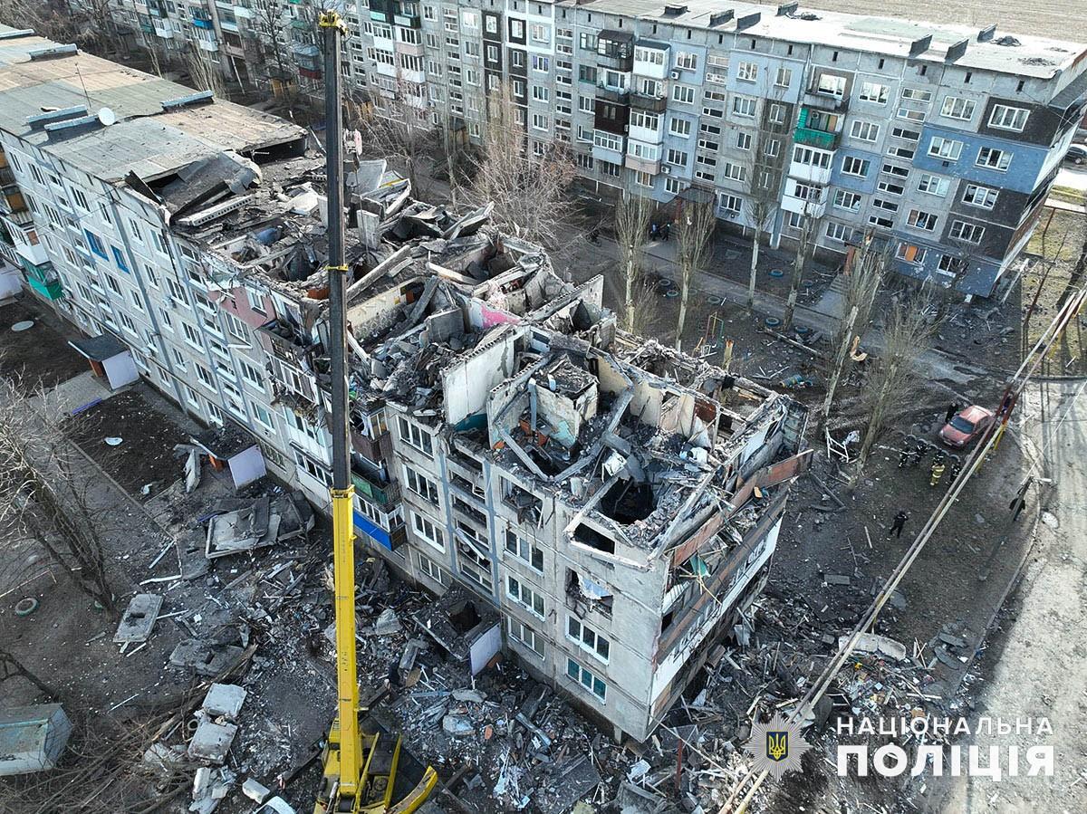 Зруйнована багатоповерхівка в Мирнограді на Донеччині внаслідок удару гібридною ракетою "Грім-Е1" / фото Національна поліція Зруйнована багатоповерхівка в Мирнограді на Донеччині внаслідок удару гібридною ракетою "Грім-Е1" / фото Національна поліція