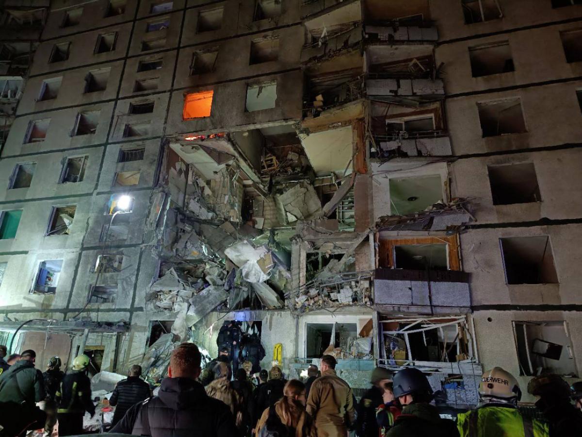 Росіяни вдарили по багатоповерхівці в Харкові / фото t.me/synegubov Росіяни вдарили по багатоповерхівці в Харкові / фото t.me/synegubov