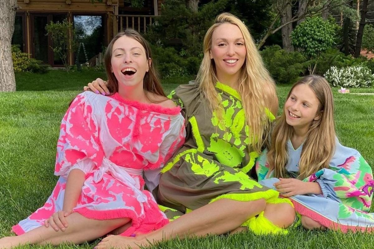 Бір жігіт көп қыздарды трахает етеді