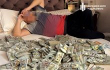 З вікон летіли сумки з грошима: на Хмельниччині чиновники потужно "відзначилися" (фото, відео)