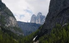 "Туристи, йдіть додому": в Італії доісторичну скелю зіпсували антитуристичним гаслом (фото)