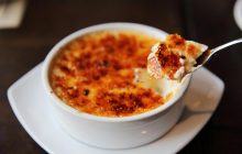 Знадобиться всього 5 інгредієнтів: як легко приготувати десерт крем-брюле