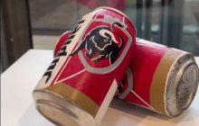 Посчитал мусором: сотрудник музея случайно выбросил арт-объект в виде пивных банок (видео)