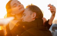 Любить надо вовремя: Анна Тринчер и CHEEV в соблазнительном видео сыграли экс-любовников