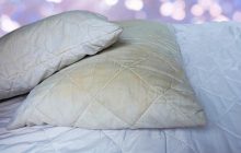 Наче за помахом чарівної палички: експерт розповіла, як вивести жовті плями з подушки